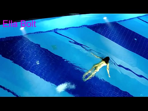 ❤️ Saya tidak bisa berhenti menonton, pirang muda tertangkap basah berenang di kolam resor ELLA BOLT ❤ Video sialan pada kami id.vanalize.ru ️❤